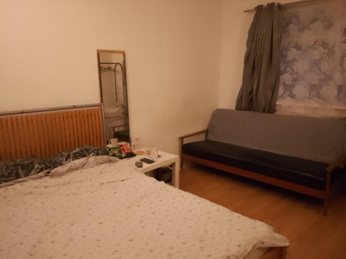 Private In 3 Bedroom Flat!! Hostel Londen